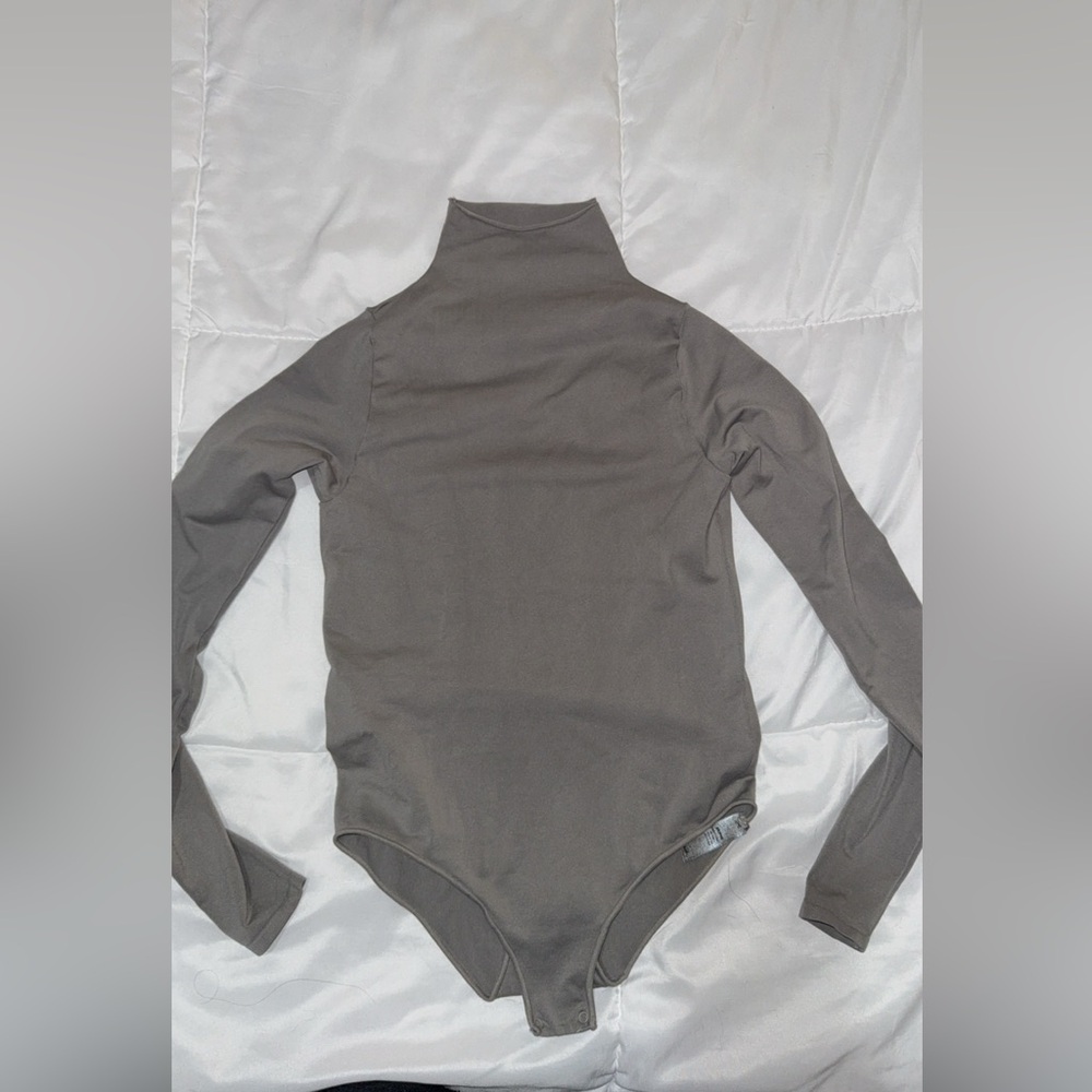 SKIMS mock neck long sleeve bodysuit size small/medium
